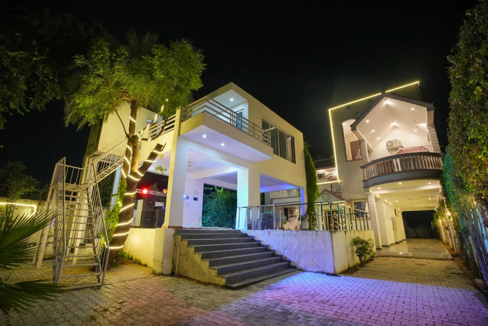 FS-9004 7BHK Farmhouse