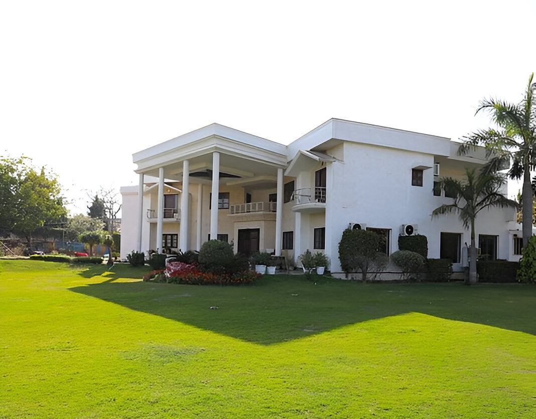 FS9014 5BHK Farmhouse