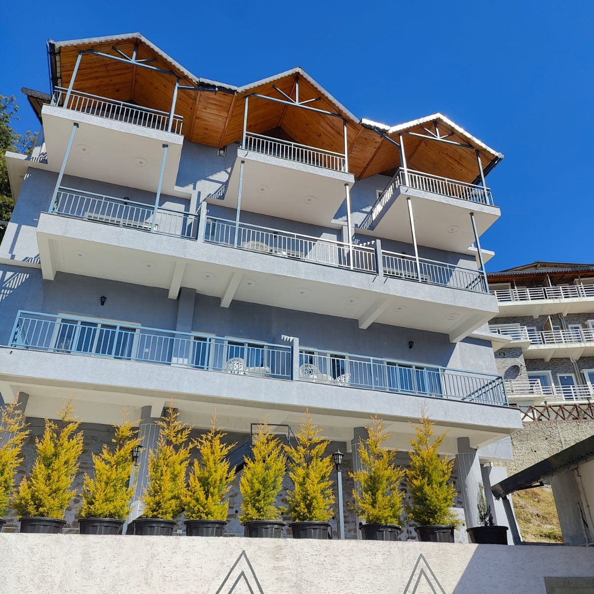 Best Hotel in Mukteshwar with Rooftop Cafe | The Mukteshwar Inn Resort | Stays7